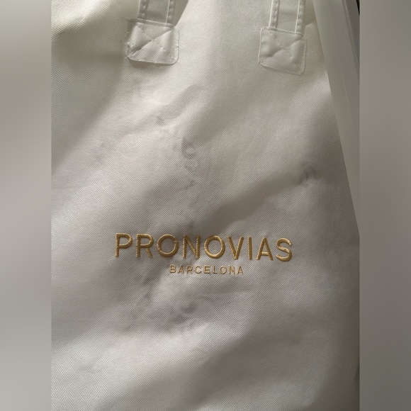 NEVER WORN 2019 Pronovias Malma Wedding Dress with Cathedral Veil Included - Picture 10 of 11